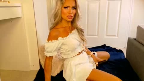 tinkerbell822 online show from June 6, 7:58 am
