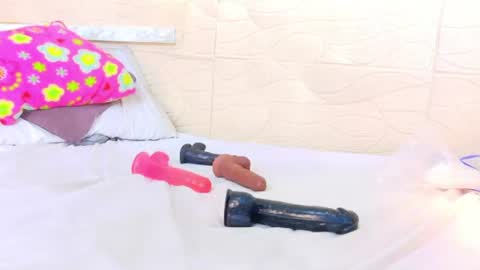 tiny_whore18 online show from July 28, 6:20 pm