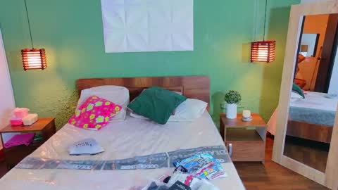 tiny_whore18 online show from April 24, 3:48 pm