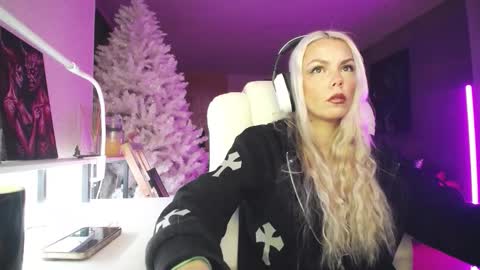 stage Kylie Sinner  brand CLITBAIT online show from February 5, 10:24 pm