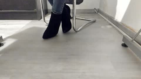 Snapshot of tired33 chatting on October 12, 2:36 am Anna online show from October 12, 2:36 am