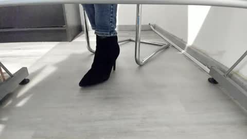 Snapshot of tired33 chatting on March 7, 6:11 pm Anna online show from March 7, 6:11 pm