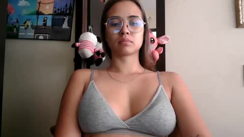 triana_bell online show from June 9, 5:12 pm