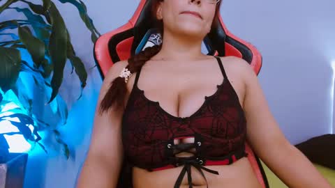 Snapshot of triana_crimson chatting on October 6, 9:19 pm triana_crimson online show from October 6, 9:19 pm