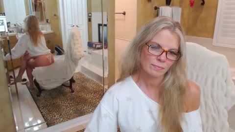 Snapshot of trophywifey chatting on December 9, 8:22 am Trophy Wifey iframe src height528 width850 s online show from December 9, 8:22 am