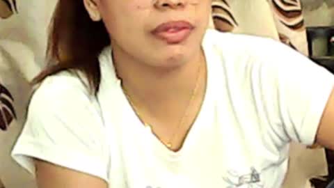 Snapshot of truefilipinabeauty chatting on October 4, 1:22 am emily online show from October 4, 1:22 am