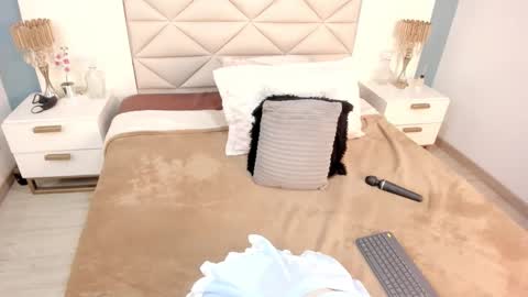 Twiggy online show from January 10, 8:57 pm