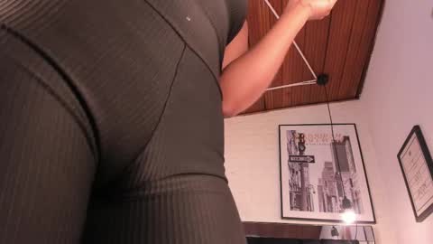 Snapshot of tylla_ chatting on September 11, 4:02 am online show from September 11, 4:02 am