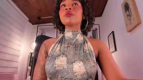Snapshot of tylla_ chatting on September 10, 3:39 am online show from September 10, 3:39 am