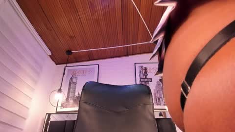 Snapshot of tylla_ chatting on October 10, 4:28 am online show from October 10, 4:28 am
