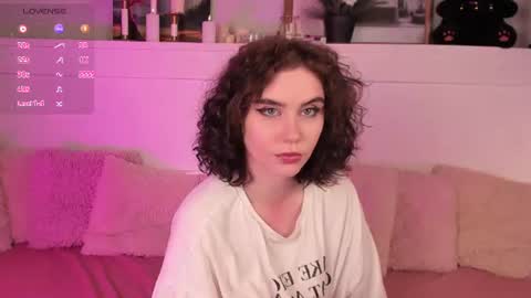 Una  online show from June 21, 11:14 am
