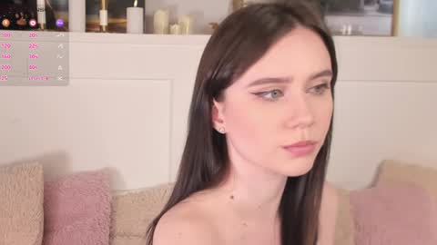 Una  online show from May 6, 10:19 am