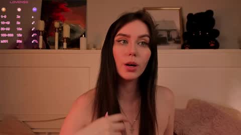 Una  online show from April 24, 1:03 pm