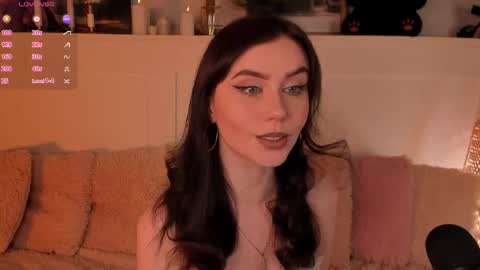 Una  online show from April 23, 1:02 pm