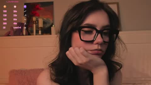 Una  online show from April 3, 11:08 am