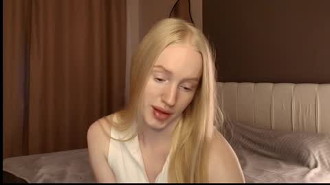 ElizabethLizy online show from June 5, 5:08 pm