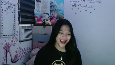Snapshot of urpreciouspinayxxx chatting on October 20, 12:35 am hi im kim online show from October 20, 12:35 am
