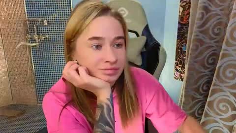 Leila online show from October 3, 9:53 pm