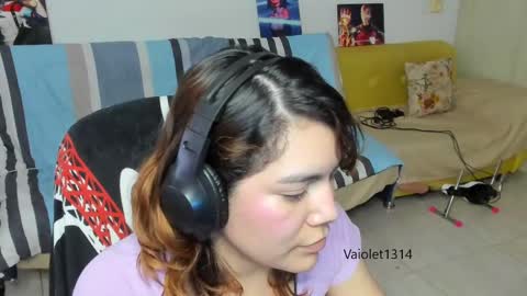 Snapshot of vaioletuwu chatting on February 28, 3:37 am Vaiolet1314 online show from February 28, 3:37 am