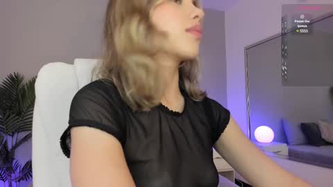 Snapshot of valentina_m17 chatting on March 11, 11:48 pm VALENTINA online show from March 11, 11:48 pm