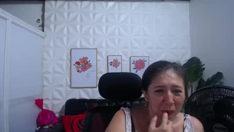 Snapshot of valentina_mature chatting on March 12, 11:33 pm Valentina online show from March 12, 11:33 pm
