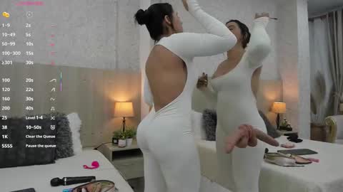 Snapshot of valentina_robertson chatting on October 8, 7:29 pm online show from October 8, 7:29 pm