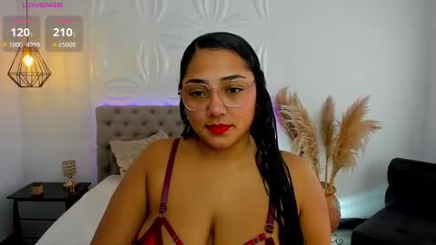 Snapshot of valentina_xx69 chatting on December 28, 2:10 pm Valentina online show from December 28, 2:10 pm
