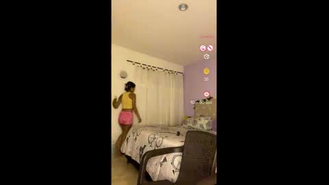 Snapshot of valeriah_7 chatting on October 24, 8:49 pm valeria  online show from October 24, 8:49 pm