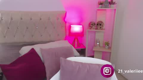 Snapshot of valerie_21 chatting on February 6, 9:22 am Valeriee online show from February 6, 9:22 am