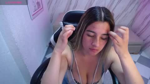 Snapshot of valerie_b chatting on February 22, 8:05 pm valerie_b online show from February 22, 8:05 pm