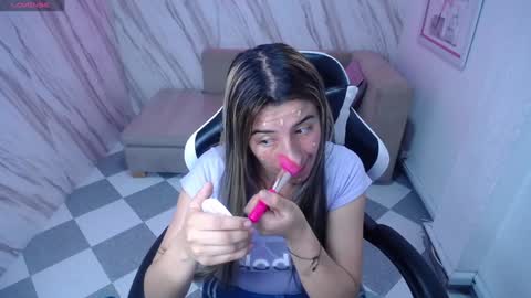 Snapshot of valerie_b chatting on January 28, 3:04 am valerie_b online show from January 28, 3:04 am