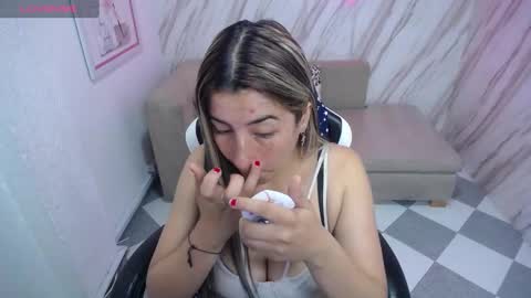 Snapshot of valerie_b chatting on January 16, 3:23 am valerie_b online show from January 16, 3:23 am