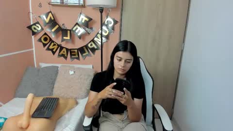 Snapshot of valerihouse chatting on February 19, 11:36 pm Juli C online show from February 19, 11:36 pm