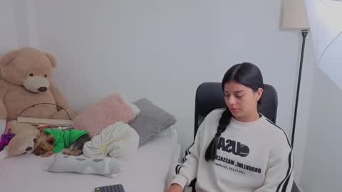 Snapshot of valerihouse chatting on September 19, 1:15 am Juli C online show from September 19, 1:15 am