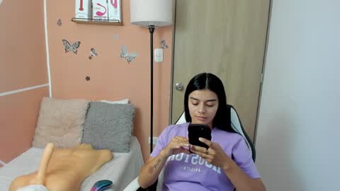 Snapshot of valerihouse chatting on February 8, 9:15 pm Juli C online show from February 8, 9:15 pm