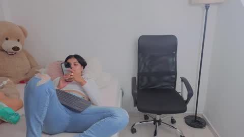 Snapshot of valerihouse chatting on October 16, 12:46 am Juli C online show from October 16, 12:46 am
