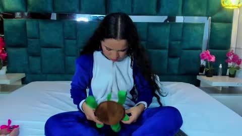 valtira nova online show from November 19, 7:03 pm