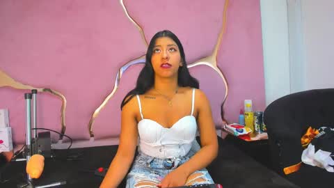 Snapshot of vanelin18 chatting on February 21, 3:34 am Vane online show from February 21, 3:34 am