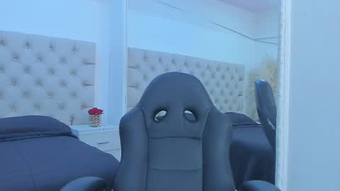 vanessascott_ online show from April 23, 8:44 am