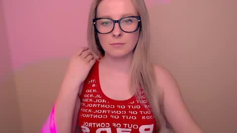 Mia online show from April 3, 6:17 pm