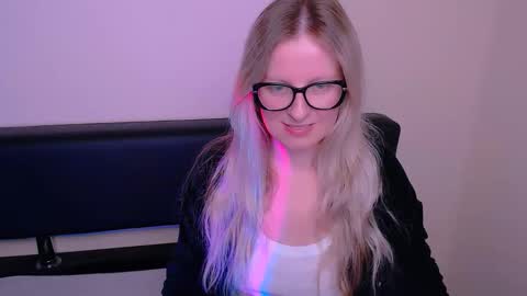 Mia online show from September 27, 7:59 am