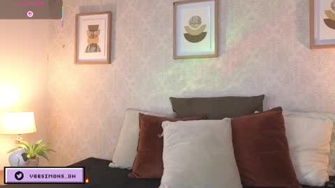 Vee Simons online show from January 6, 7:50 pm