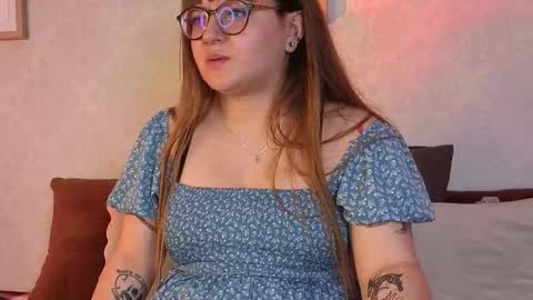 Snapshot of veesimons_dh chatting on October 11, 8:33 pm Vee Simons online show from October 11, 8:33 pm