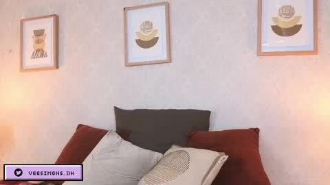 Vee Simons online show from April 24, 8:22 pm