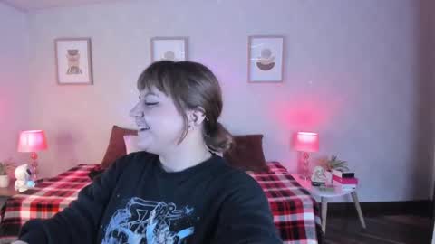 Snapshot of veesimons_dh chatting on October 3, 9:53 pm Vee Simons online show from October 3, 9:53 pm