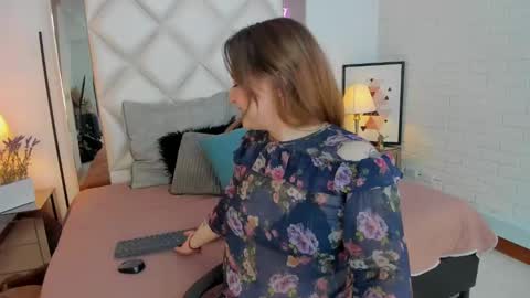 Snapshot of veesimons_dh chatting on January 13, 7:53 pm Vee Simons online show from January 13, 7:53 pm