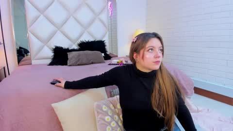 Snapshot of veesimons_dh chatting on December 20, 8:55 pm Vee Simons online show from December 20, 8:55 pm