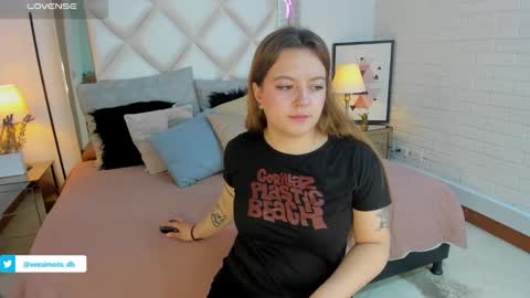 Snapshot of veesimons_dh chatting on December 26, 8:11 pm Vee Simons online show from December 26, 8:11 pm