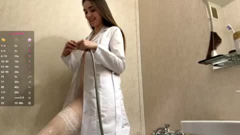 Nia online show from April 16, 9:39 pm