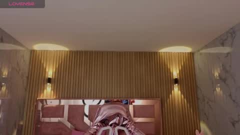 venuss online show from April 24, 2:20 pm